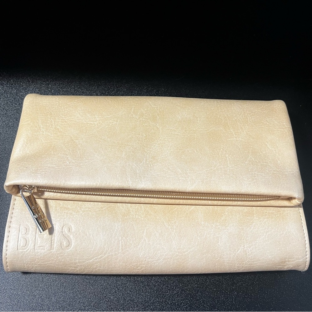 Beis travel wallet.